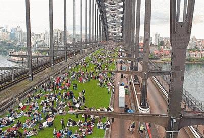 Hàng nghìn người ăn sáng trên cầu Sydney