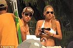 Kournikova nóng bỏng cùng bikini bên người tình